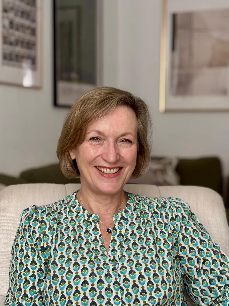 Jayne Uhlig-Ferguson, lächelnd in ihrem Sessel